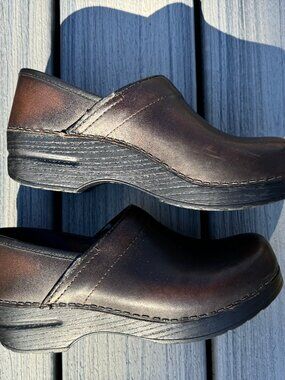 Dansko Womens label says size 38 FITS LIKE 37